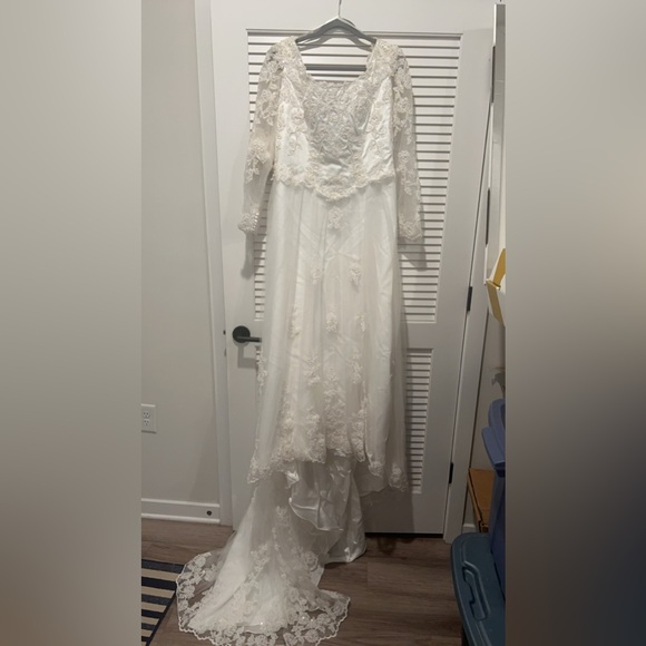 Bridal Originals Wedding Gown Size 20 w/Veil and Undergarments. Never worn. - Picture 3 of 14